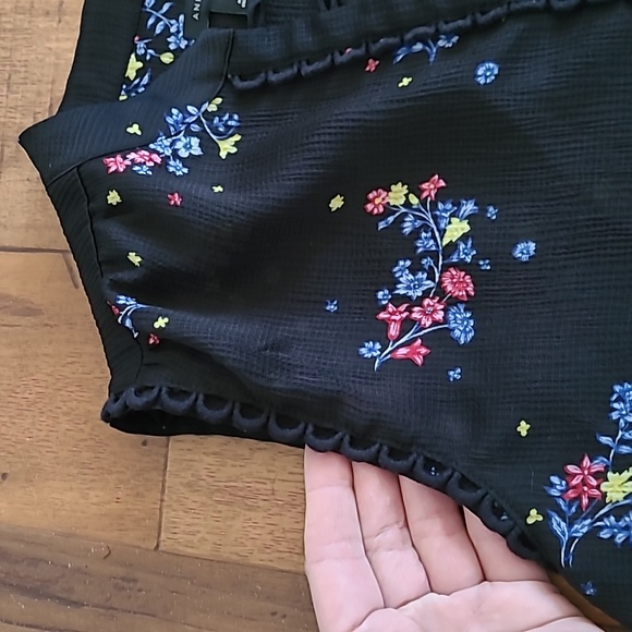 ANN TAYLOR Black Floral Tank - Picture 3 of 6